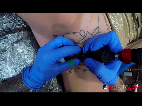 ❤️ Extrem tattooed Hottie Sully Savage krut en Tattoo op hirem Klitoris ❌ Fucking Video  op Porno lb.xxxwownet.ru